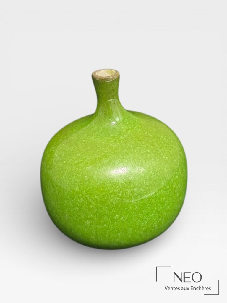 Vase soliflore ovoïde vert pomme en faïence émaillée