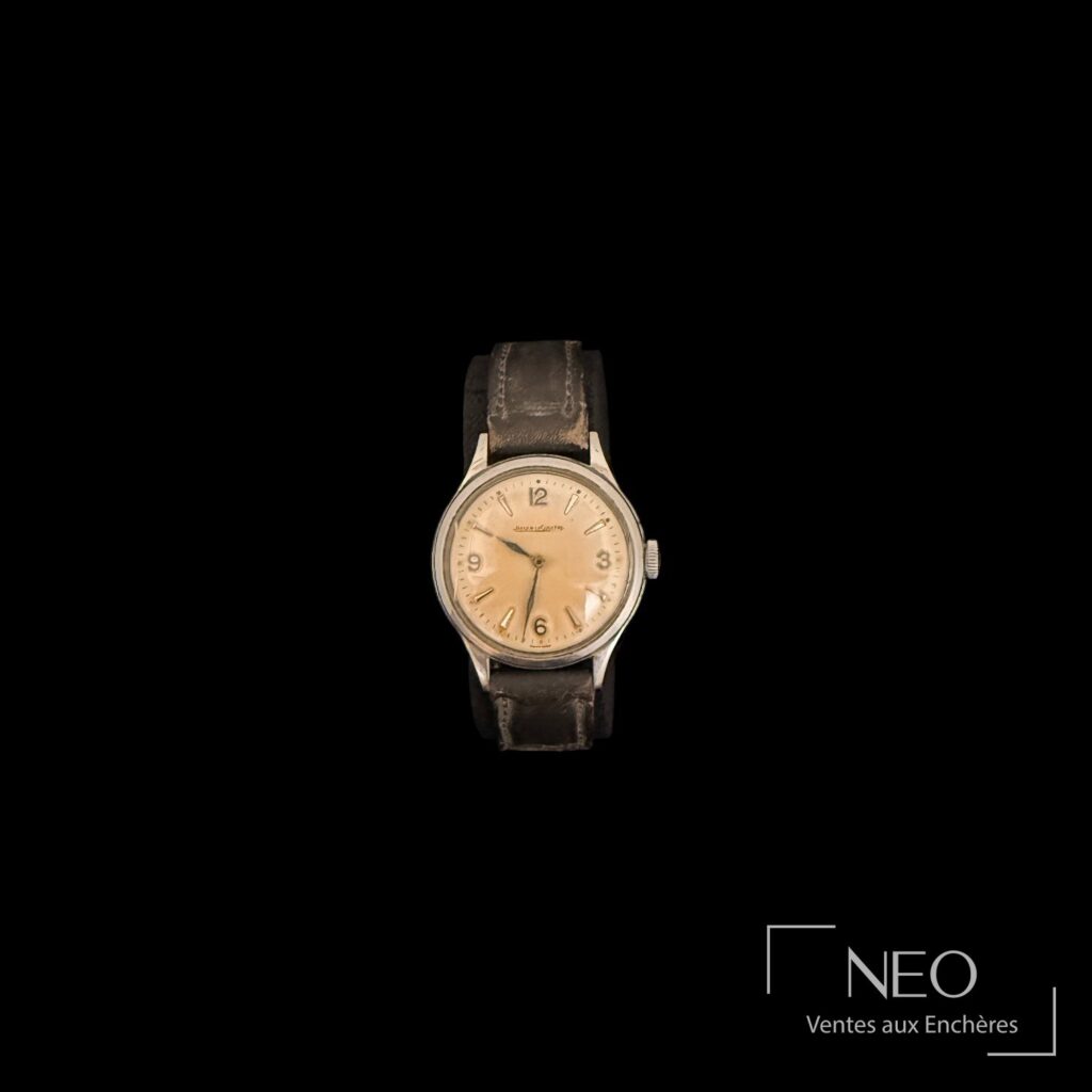 Montre bracelet Jaeger Le Coultre de forme ronde au cadran crème patiné et bracelet cuir noir