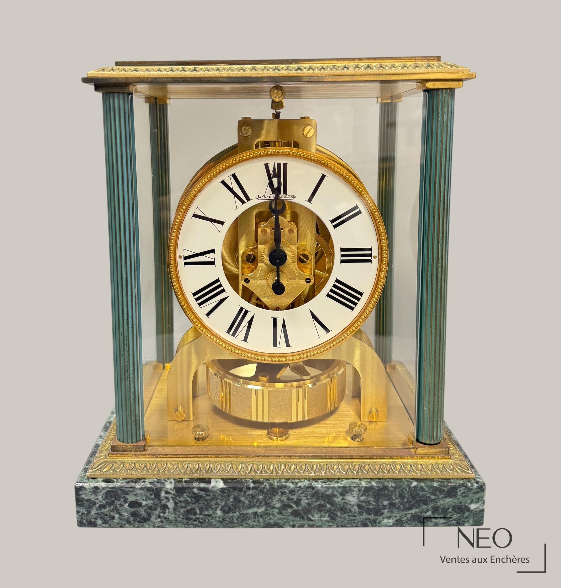 Pendule Jaeger-LeCoultre Atmos Vendôme en vue de face