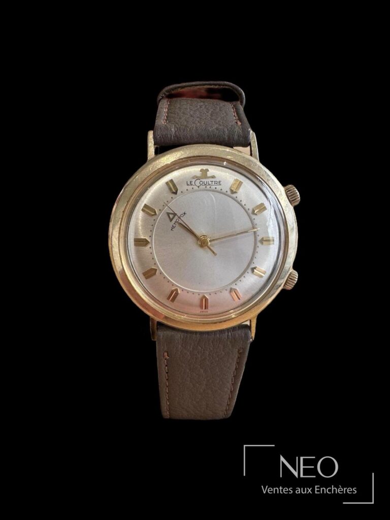 Montre Jaeger LeCoultre Memovox en plaqué or avec cadran argenté et bracelet cuir