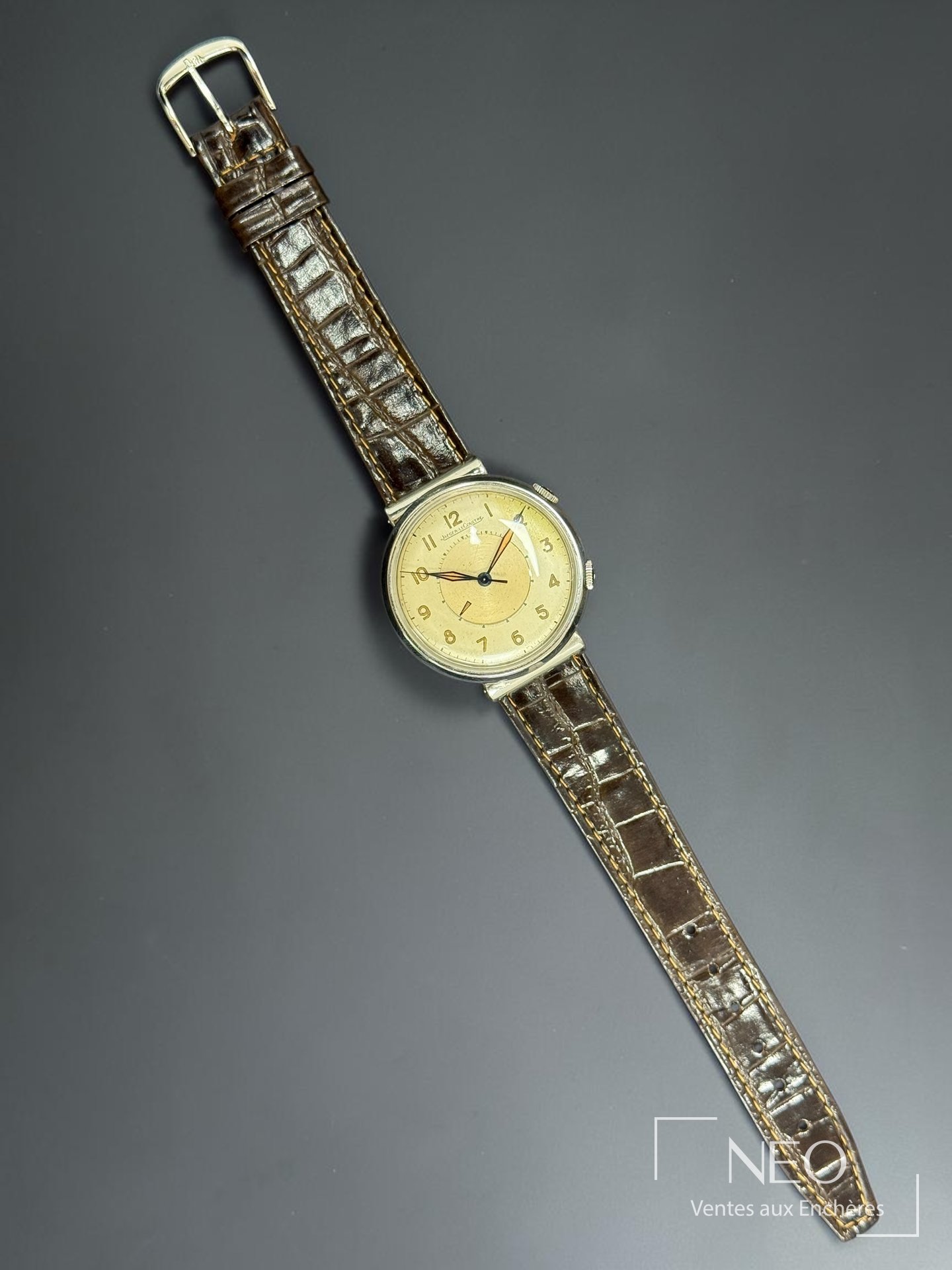 Montre Jaeger-LeCoultre Memovox à cadran argenté et bracelet cuir