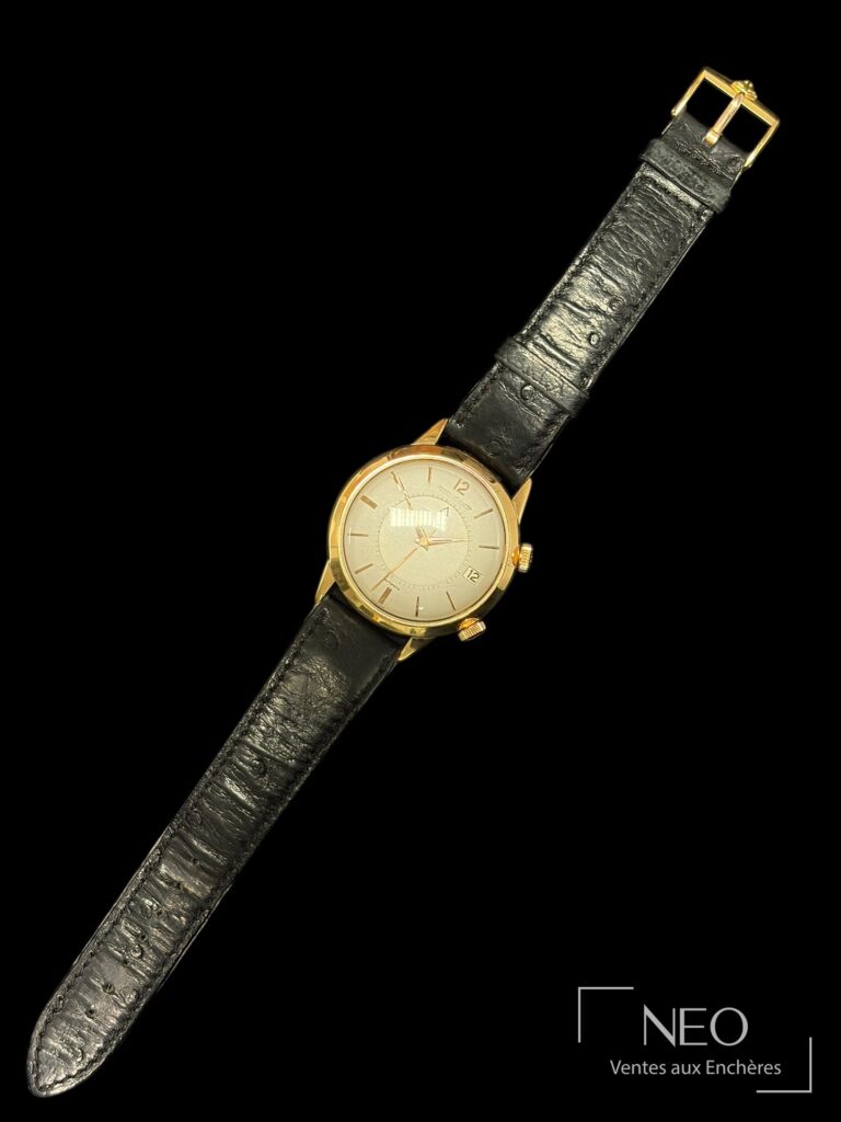 Montre bracelet Jaeger-LeCoultre Memovox en or jaune sur bracelet cuir noir