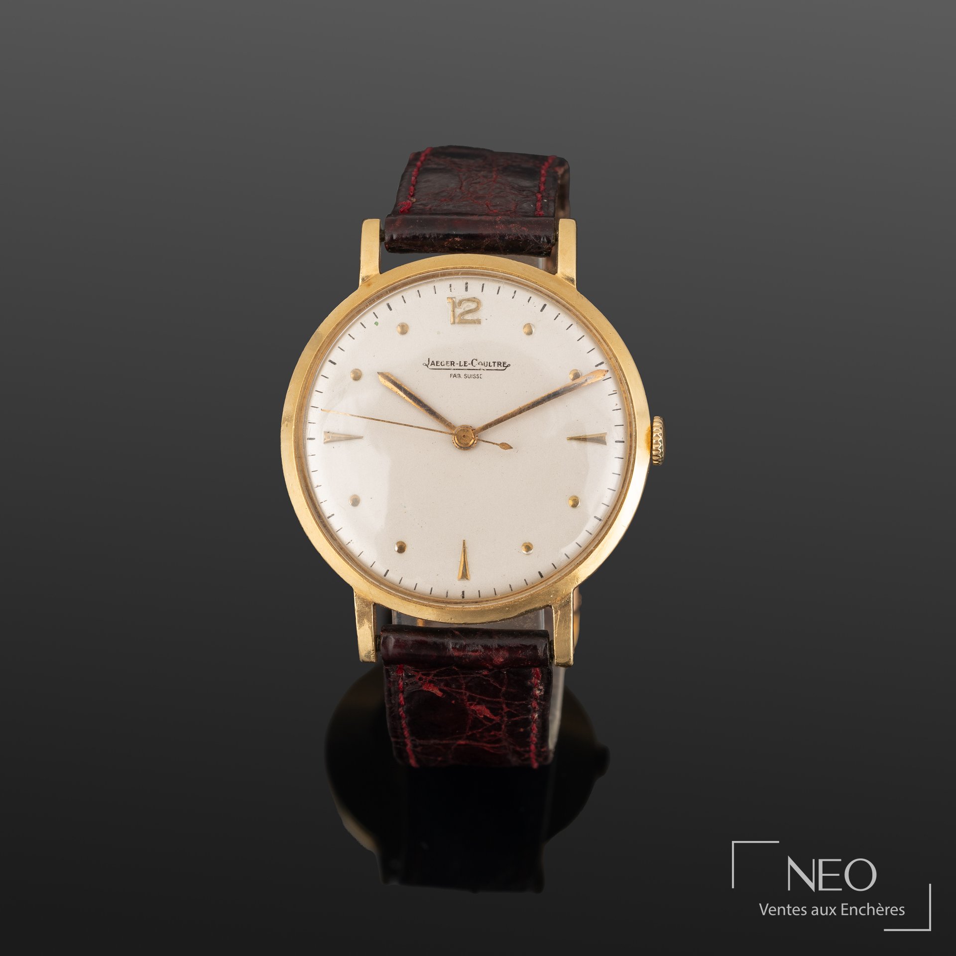 Montre bracelet Jaeger-LeCoultre en or jaune avec cadran argenté et bracelet cuir