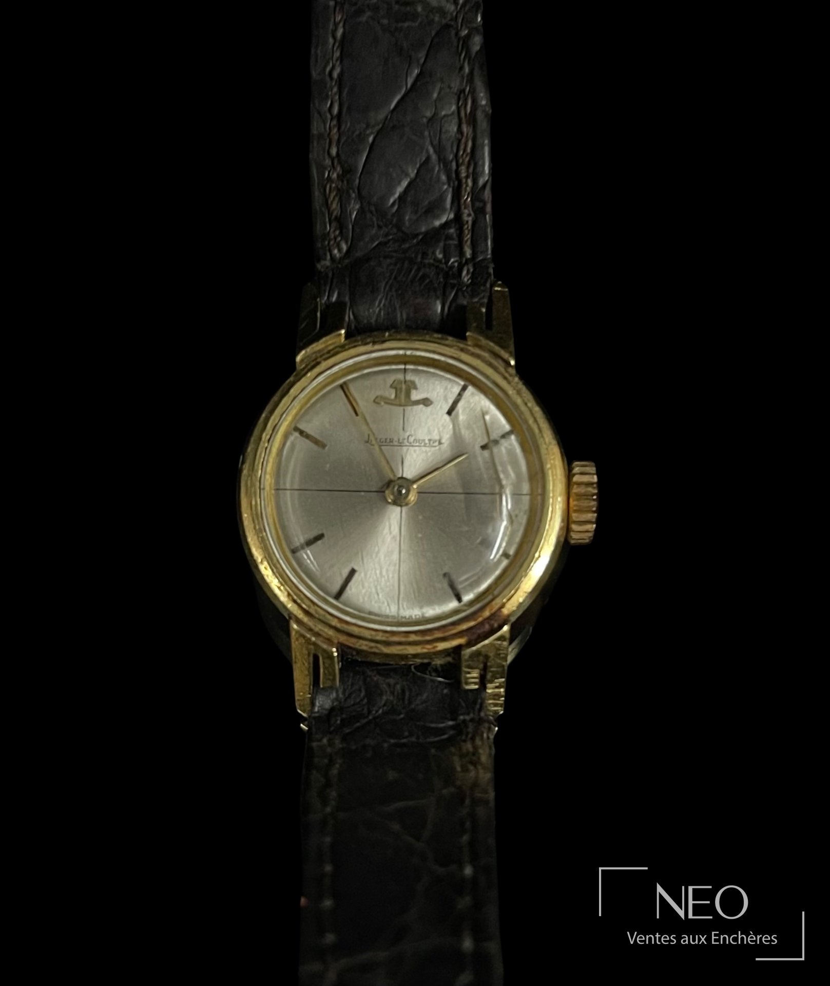 Montre bracelet JAEGER-LECOULTRE en or jaune avec cadran rond gris irisé et bracelet noir
