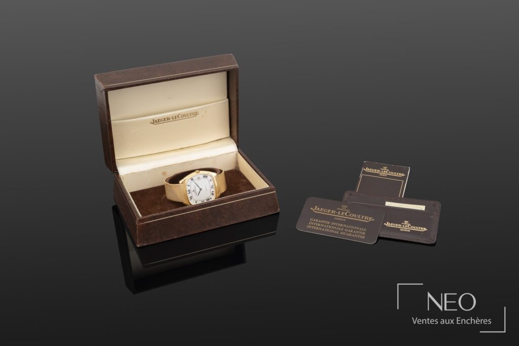 Montre Jaeger-LeCoultre en or jaune présentée dans son écrin avec ses papiers