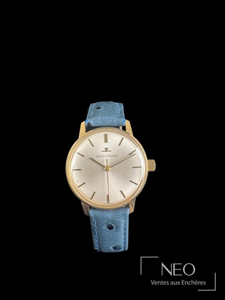 Montre Jaeger LeCoultre en or jaune avec cadran argenté et bracelet en cuir bleu