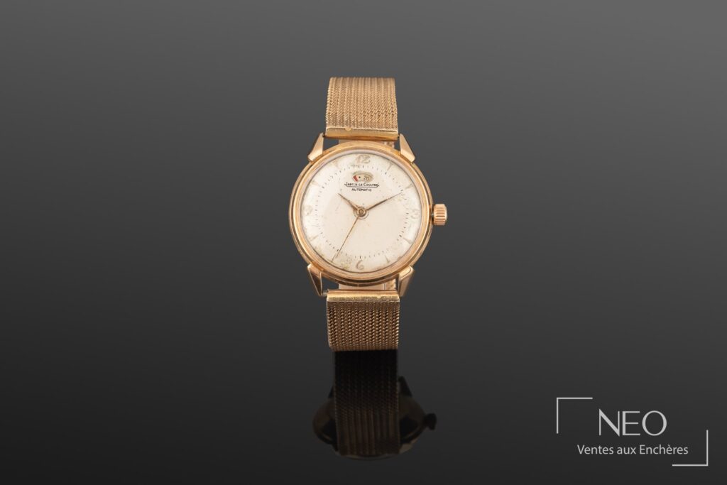 Montre bracelet Jaeger-LeCoultre en or jaune avec cadran clair et bracelet maille.