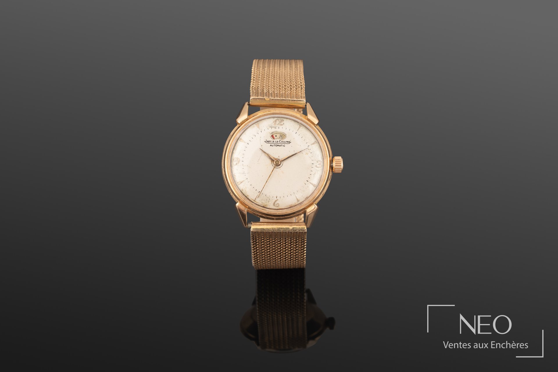 Montre bracelet Jaeger-LeCoultre en or jaune avec cadran clair et bracelet maille.
