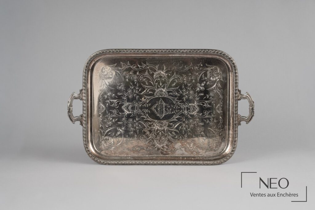 Plateau rectangulaire en métal argenté au décor rocaille et monogramme central