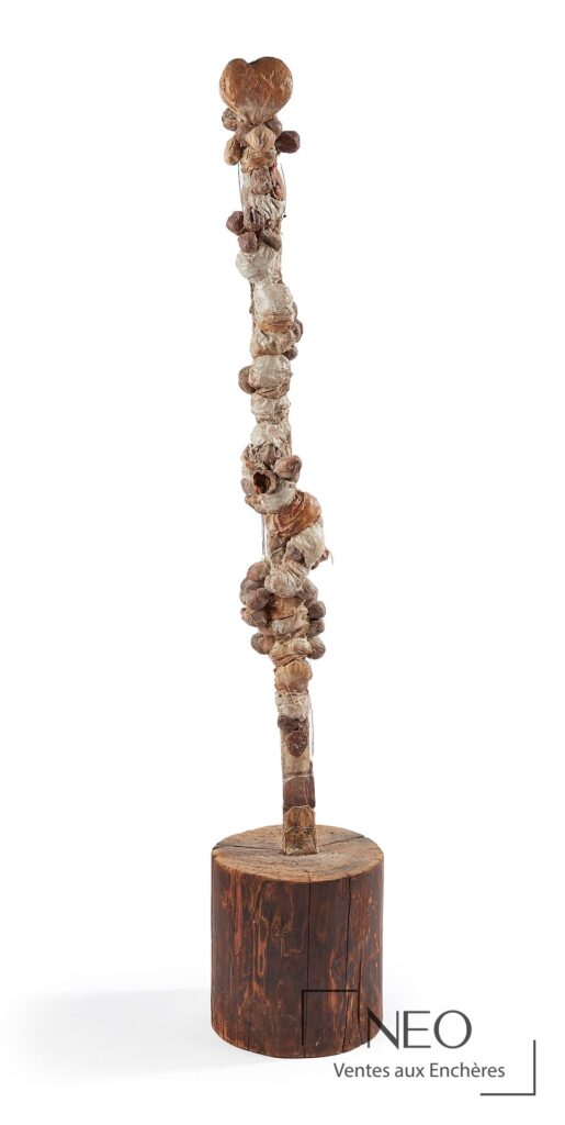 Sculpture verticale de Janine Mongillat sur socle en bois