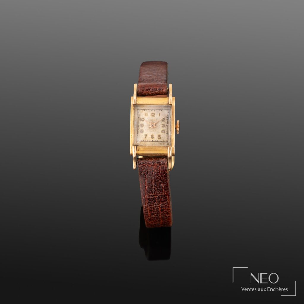 Montre rectangulaire en métal doré avec bracelet cuir brun