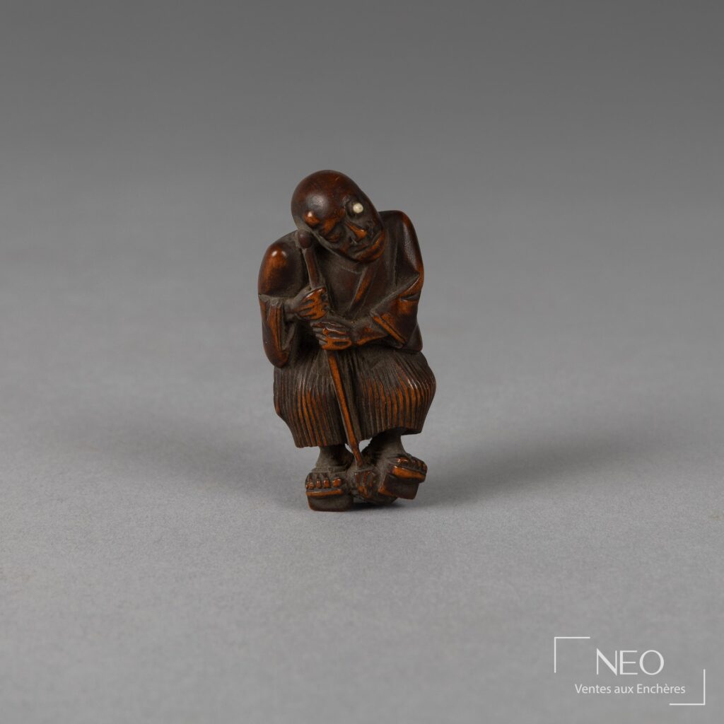 Netsuke japonais en buis figurant un aveugle debout avec son bâton