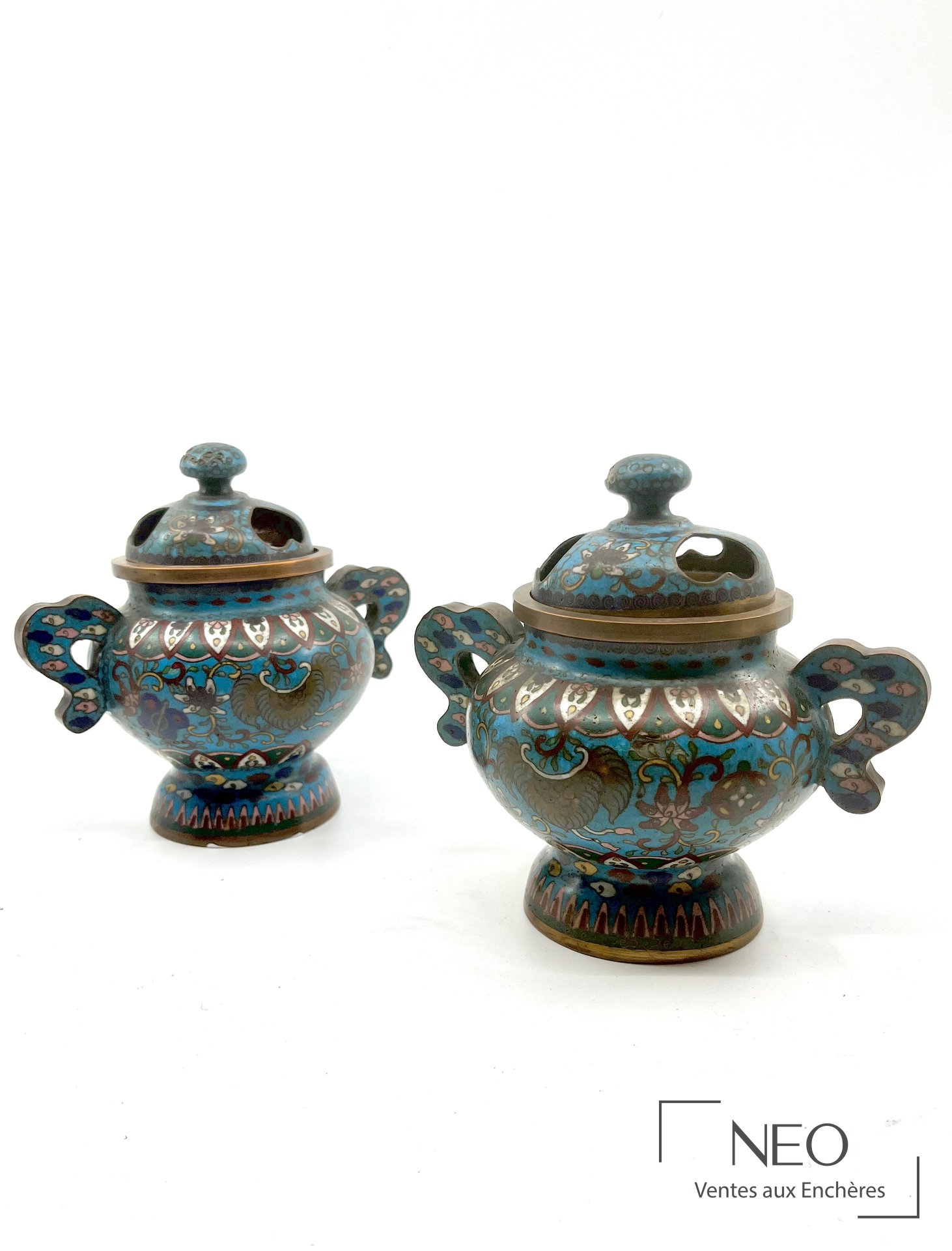 Paire de brûle-parfum japonais en émaux cloisonnés à décor de volatiles et rinceaux fleuris