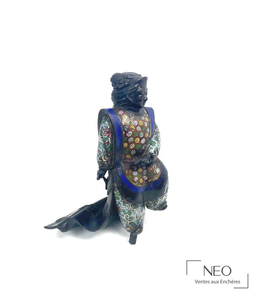 Samouraï japonais en bronze décoré d'émaux cloisonnés