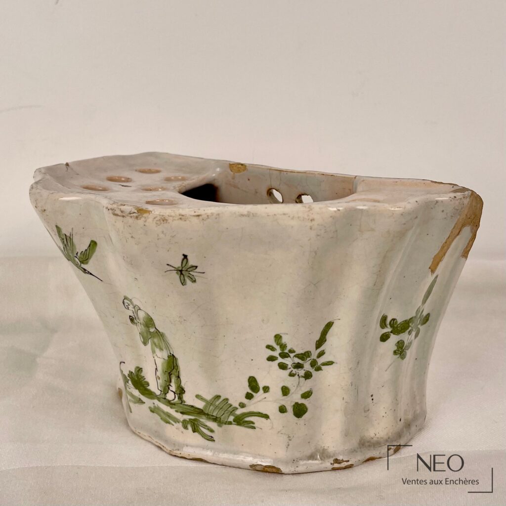 Jardinière en céramique blanche à décor peint vert