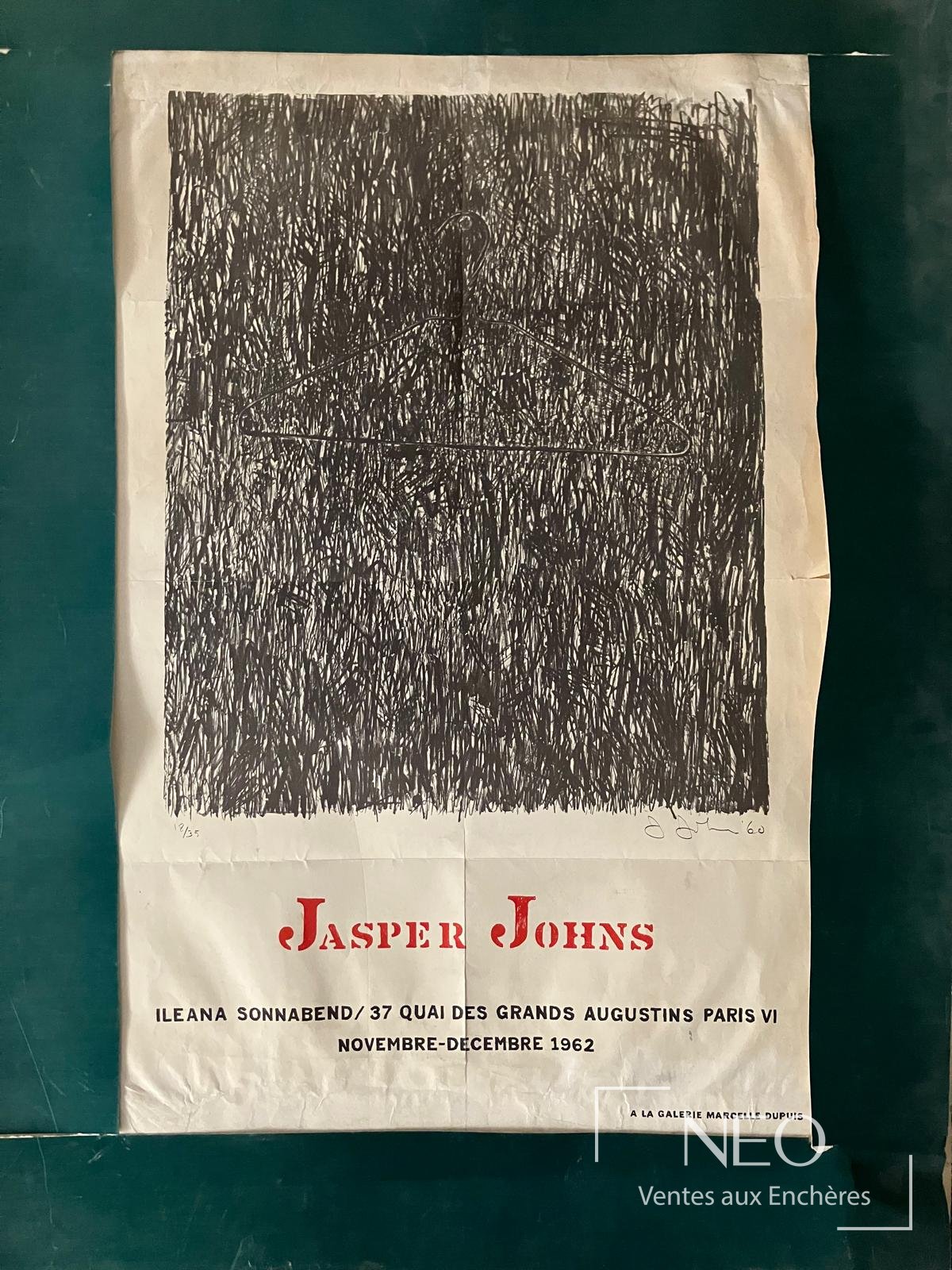 Affiche lithographique de Jasper Johns avec grand motif noir et texte rouge en partie basse