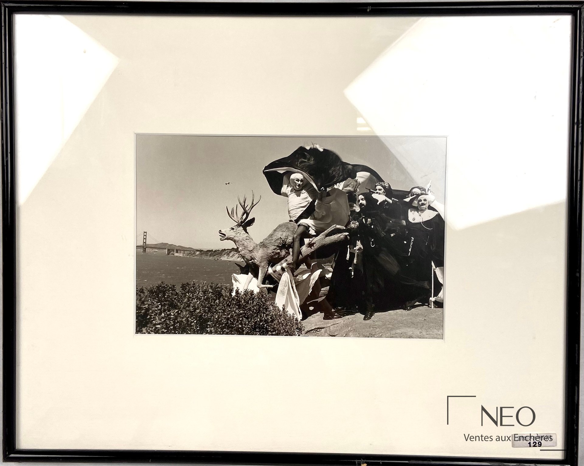 Photographie noir et blanc encadrée sous verre