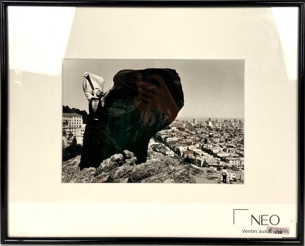 Photographie noir et blanc encadrée sous verre