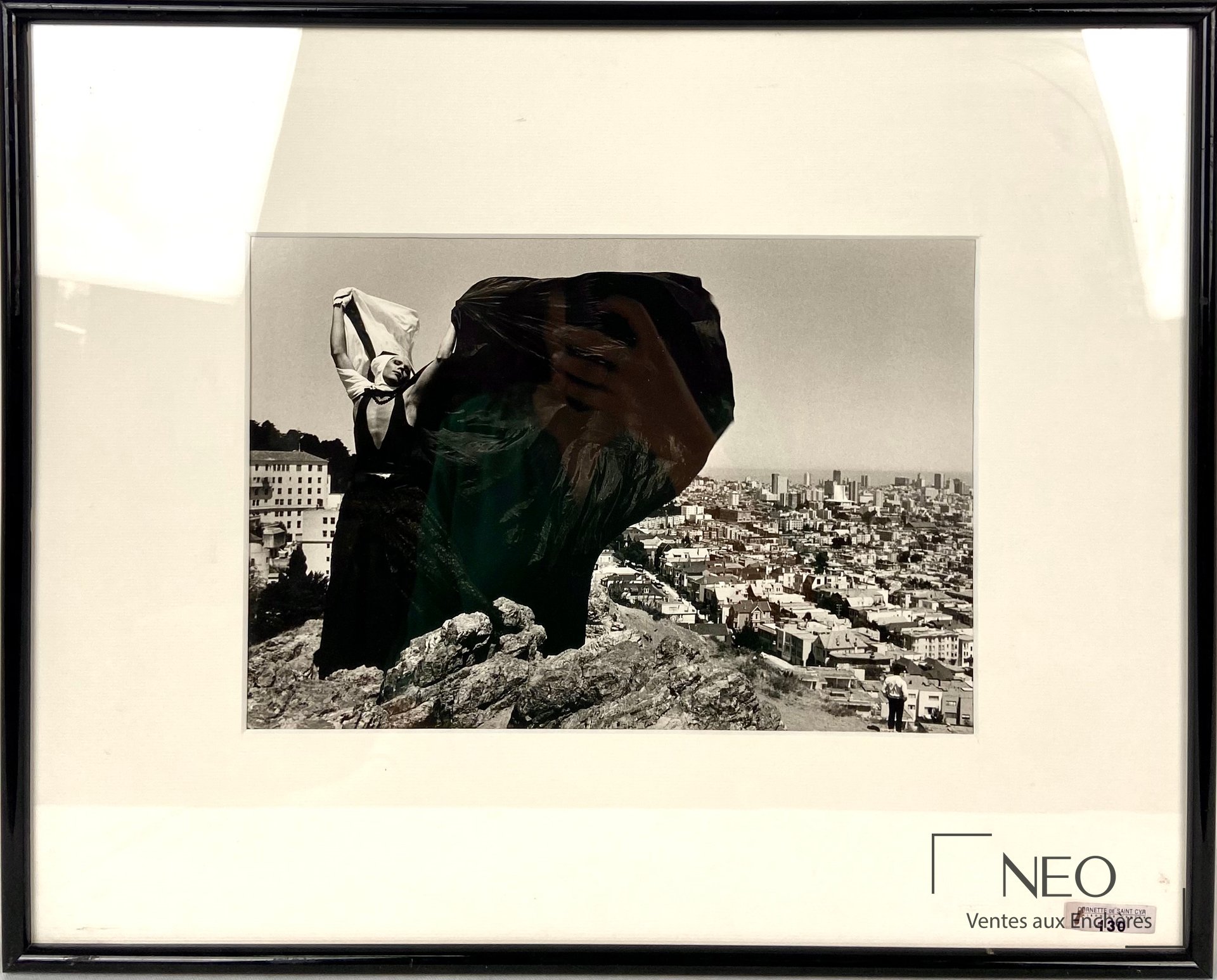 Photographie noir et blanc encadrée sous verre