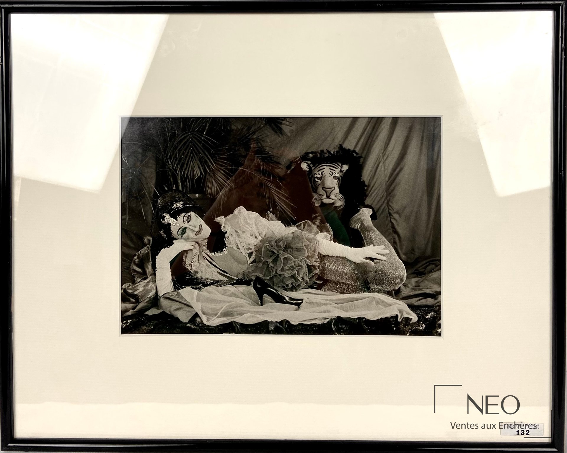 Photographie encadrée sous verre représentant deux personnages costumés dans un décor sombre