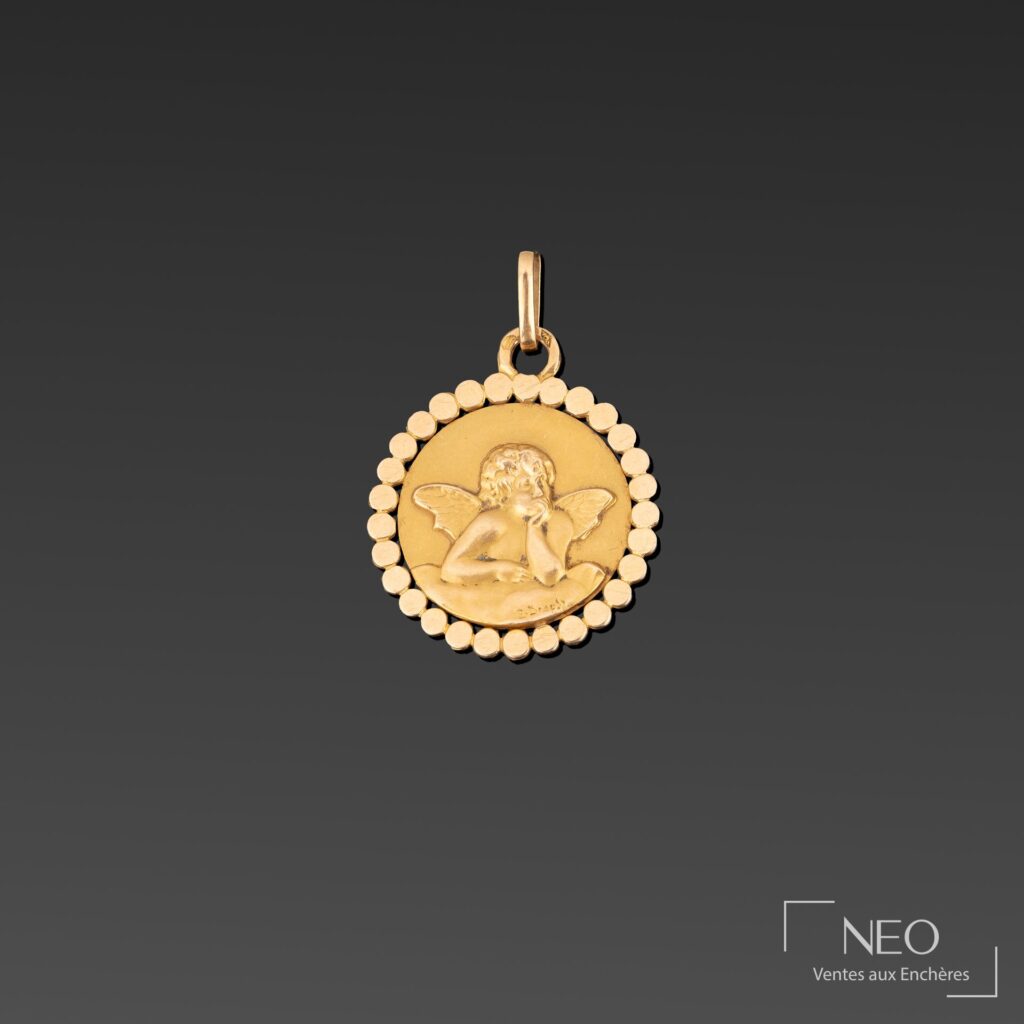 Médaille ronde en or jaune avec un angelot en relief