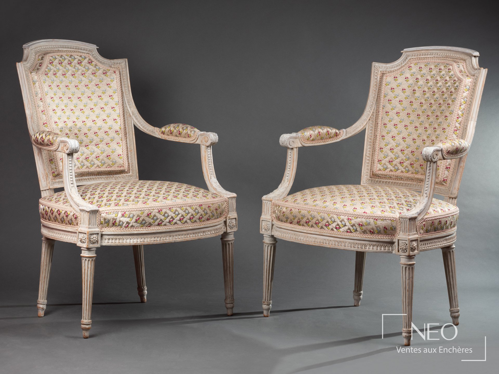 Paire de fauteuils Louis XVI en bois laqué
