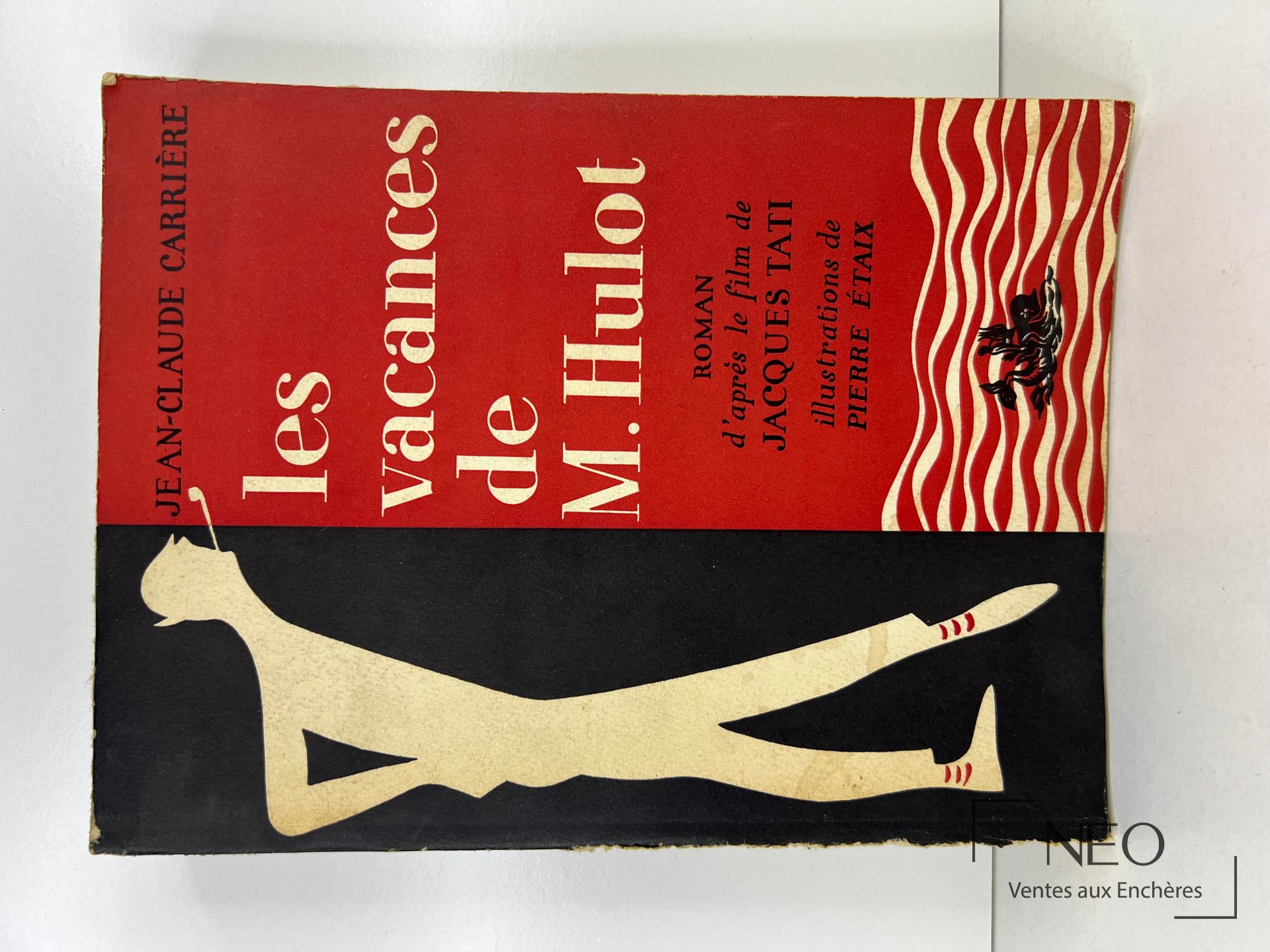 Couverture rouge et noire du livre Les vacances de monsieur Hulot de Jean-Claude Carrière