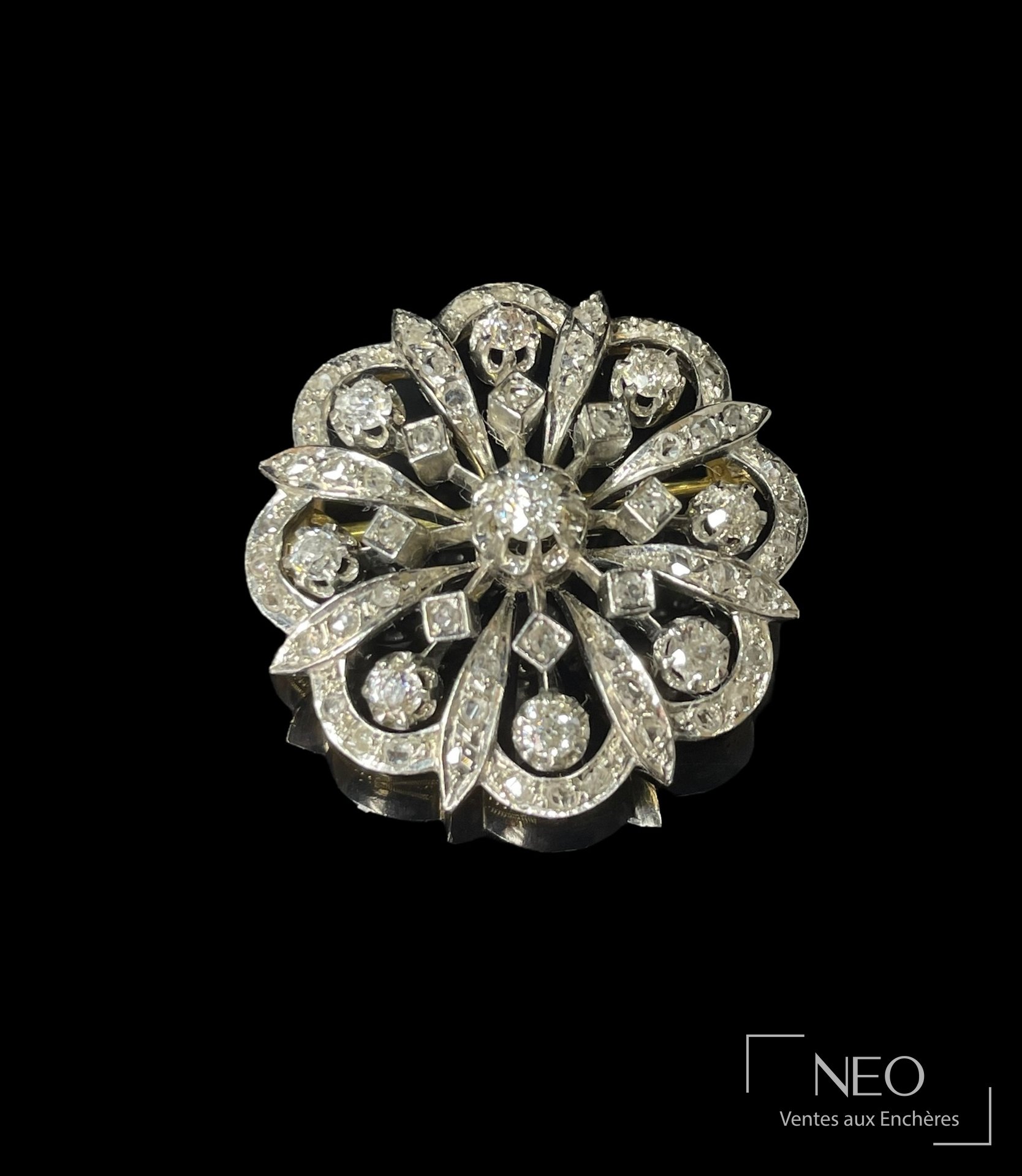 Broche marguerite sertie de diamants sur fond noir