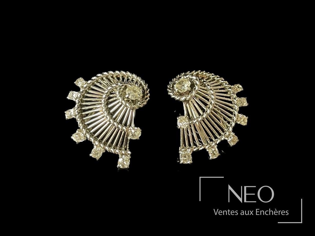 Paire de broches escargots en ors et platine serties de diamants
