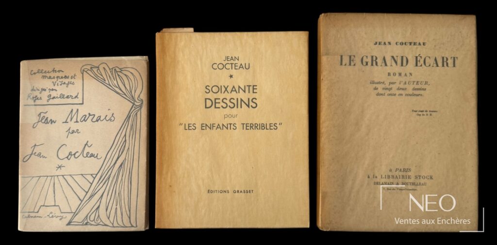 Trois livres de Jean Cocteau présentés de face sur fond noir