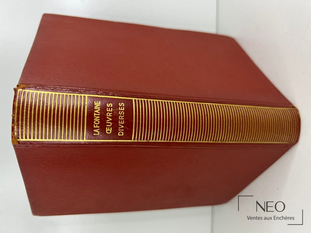 Cartonnage rouge d'un livre de Jean de la Fontaine avec dos titré en doré
