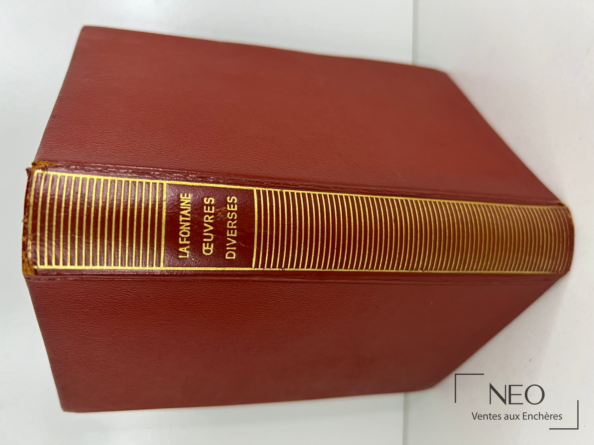 Cartonnage rouge d'un livre de Jean de la Fontaine avec dos titré en doré