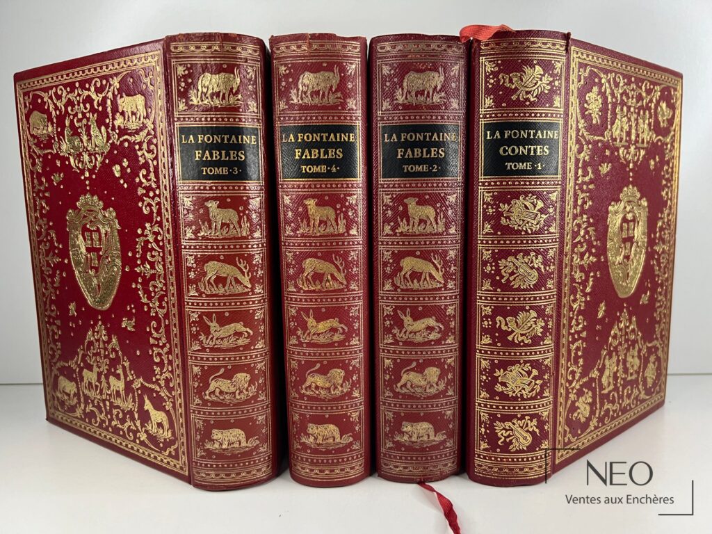 Quatre volumes reliés rouges et dorés de Jean de La Fontaine
