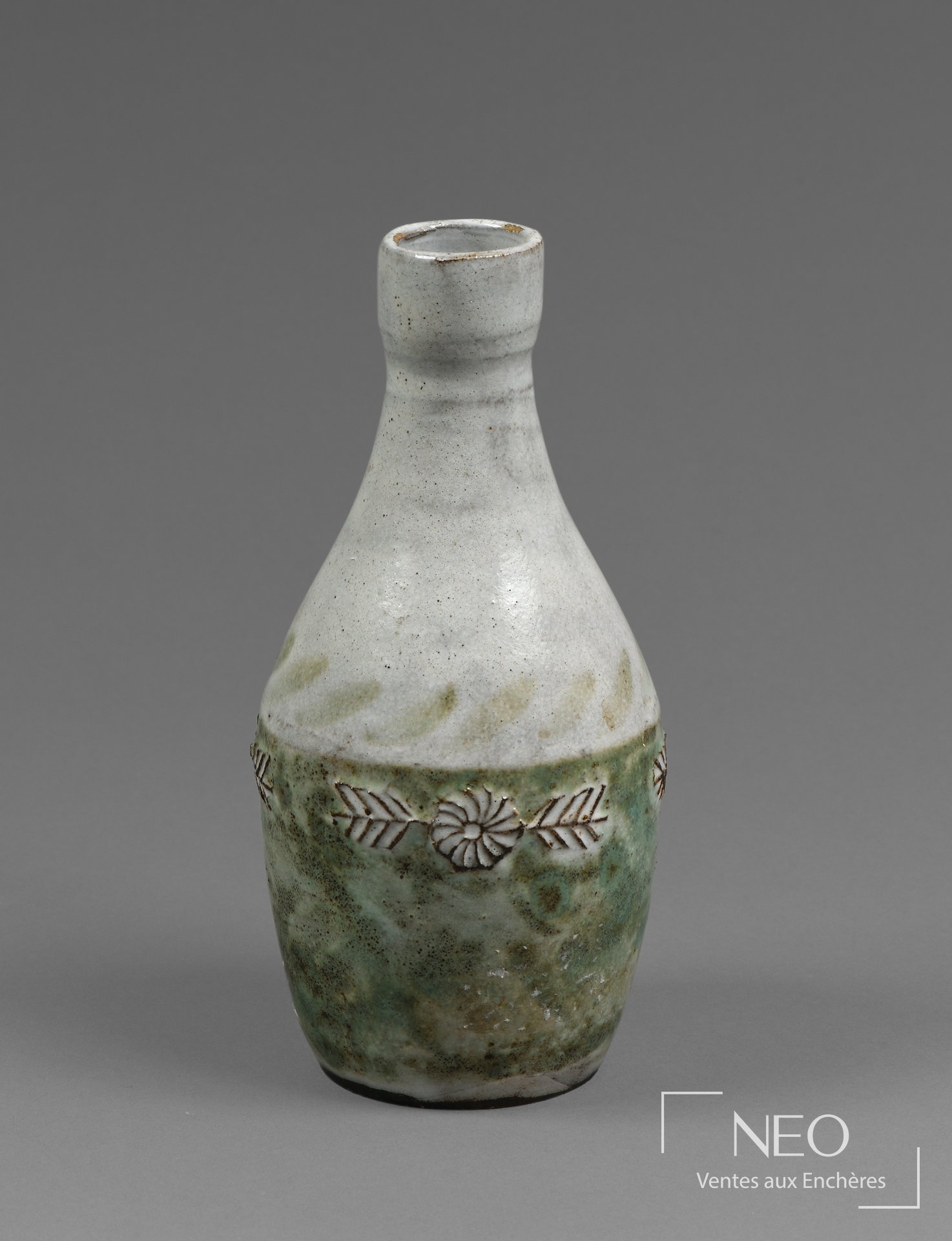 Bouteille en grès émaillé gris et vert