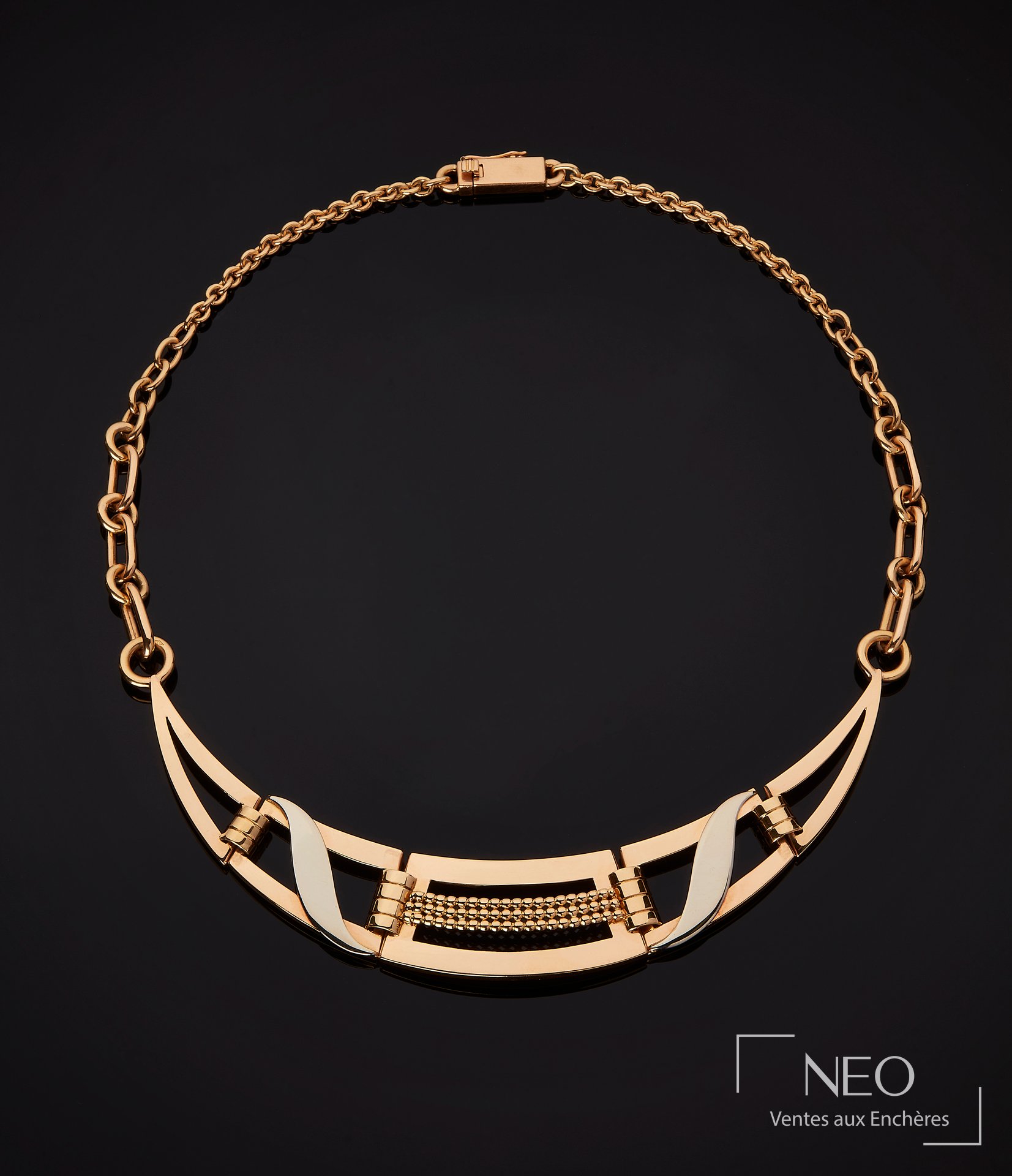 Collier moderniste en ors jaune et gris sur fond noir