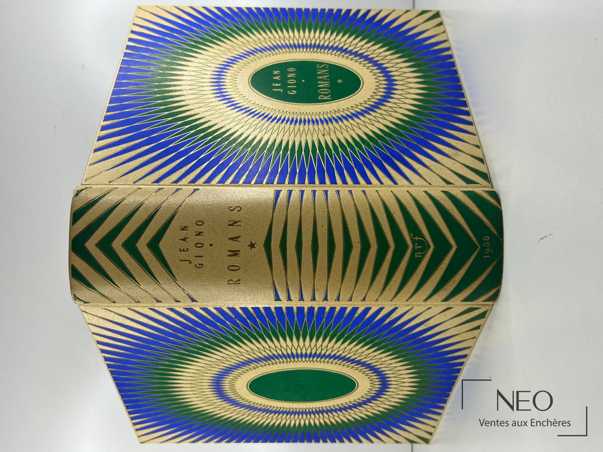 Couverture de Romans 1 de Jean Giono aux motifs rayonnants bleu