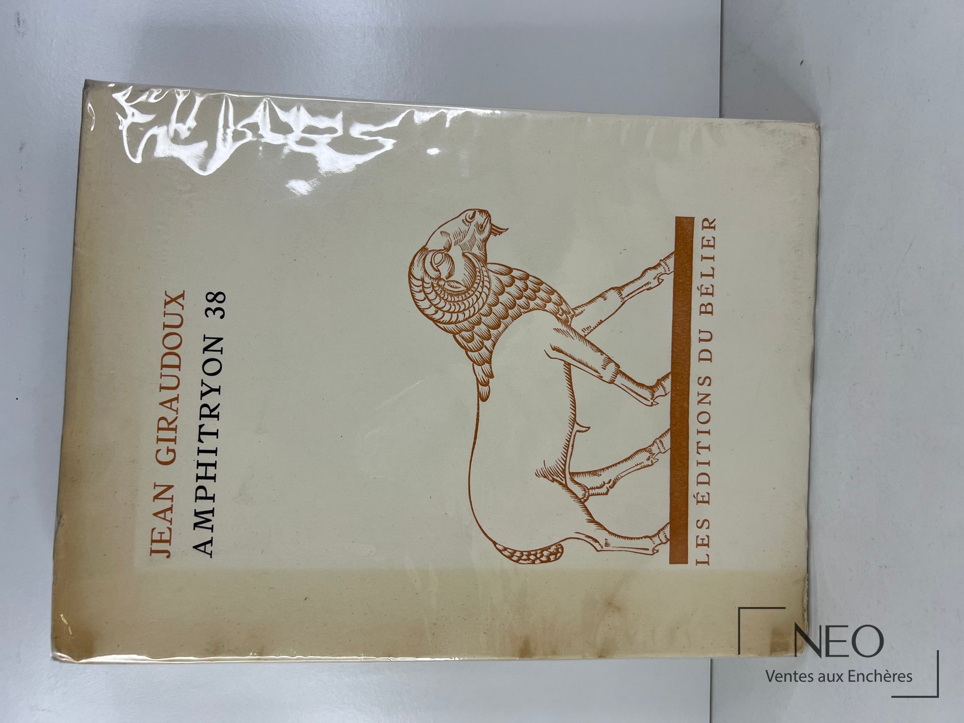 Couverture du livre Jean Giraudoux Amphitryon 38 avec illustration de cheval
