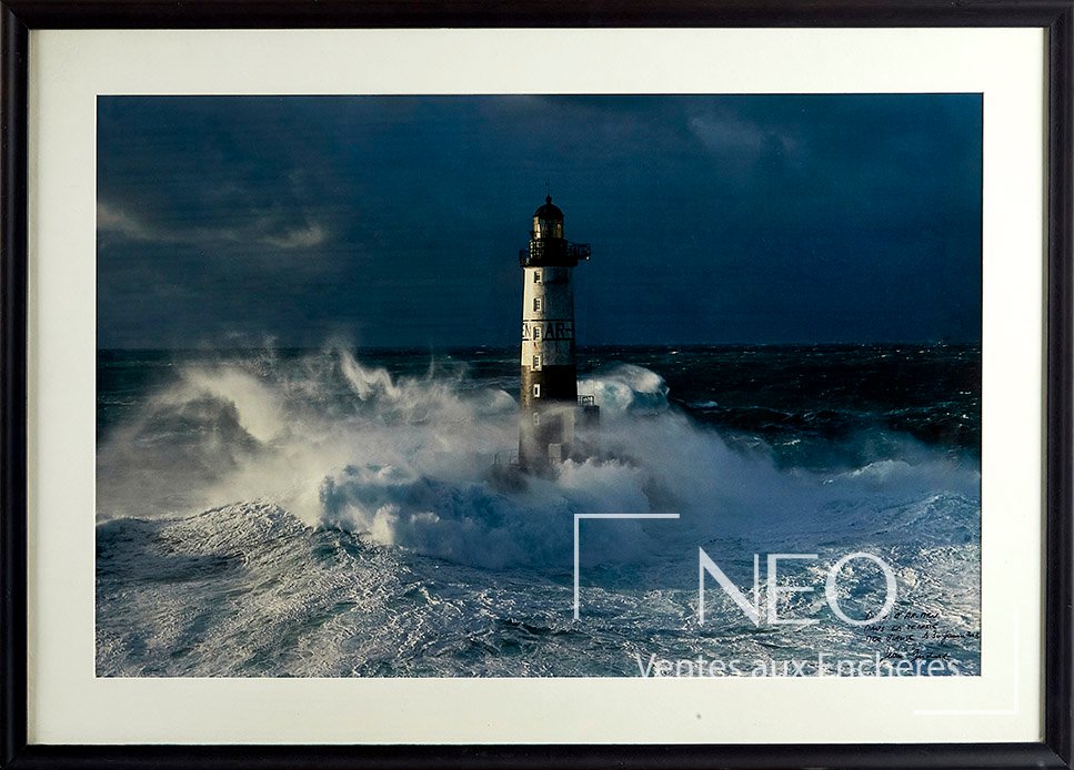 Photographie d'un phare en pleine tempête