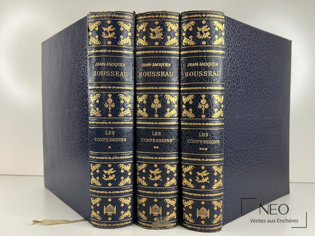 Trois volumes reliés en bleu nuit