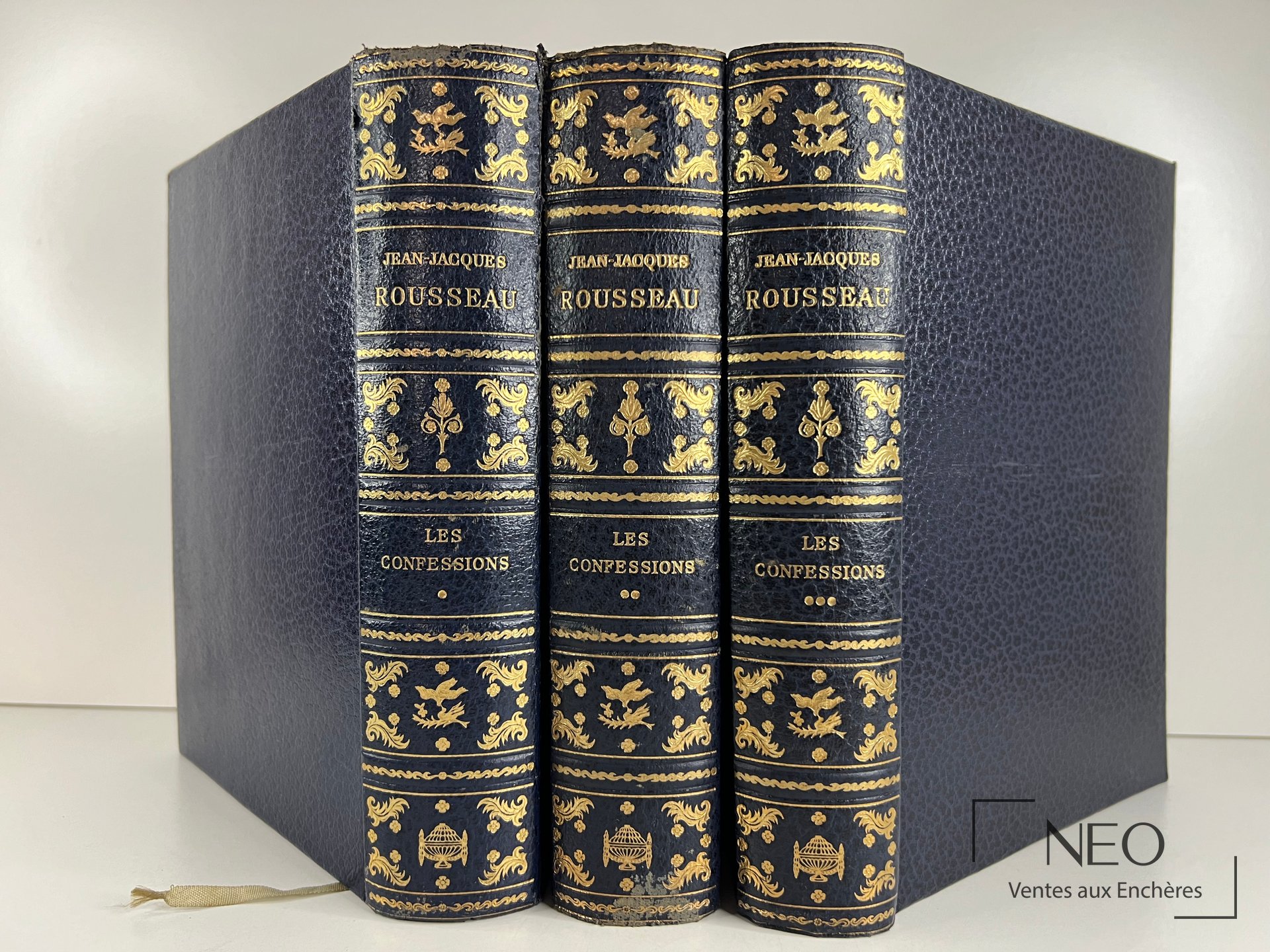 Trois volumes reliés en bleu nuit