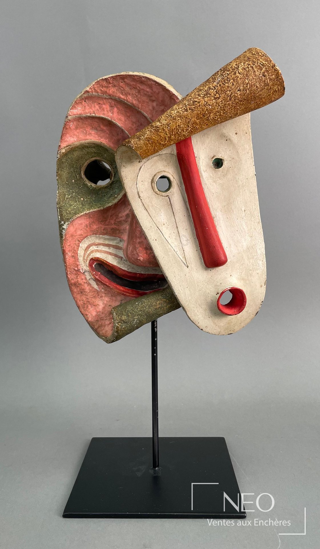 Double masque en bronze peint polychrome sur socle noir