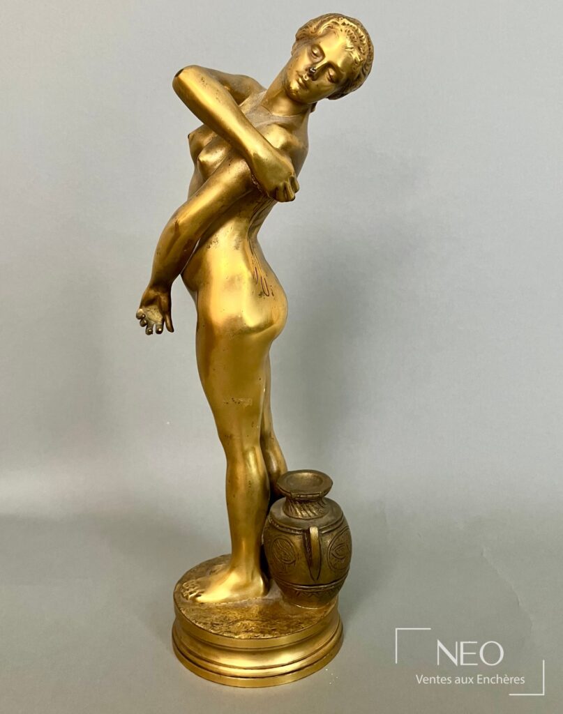Bronze doré représentant une figure féminine debout