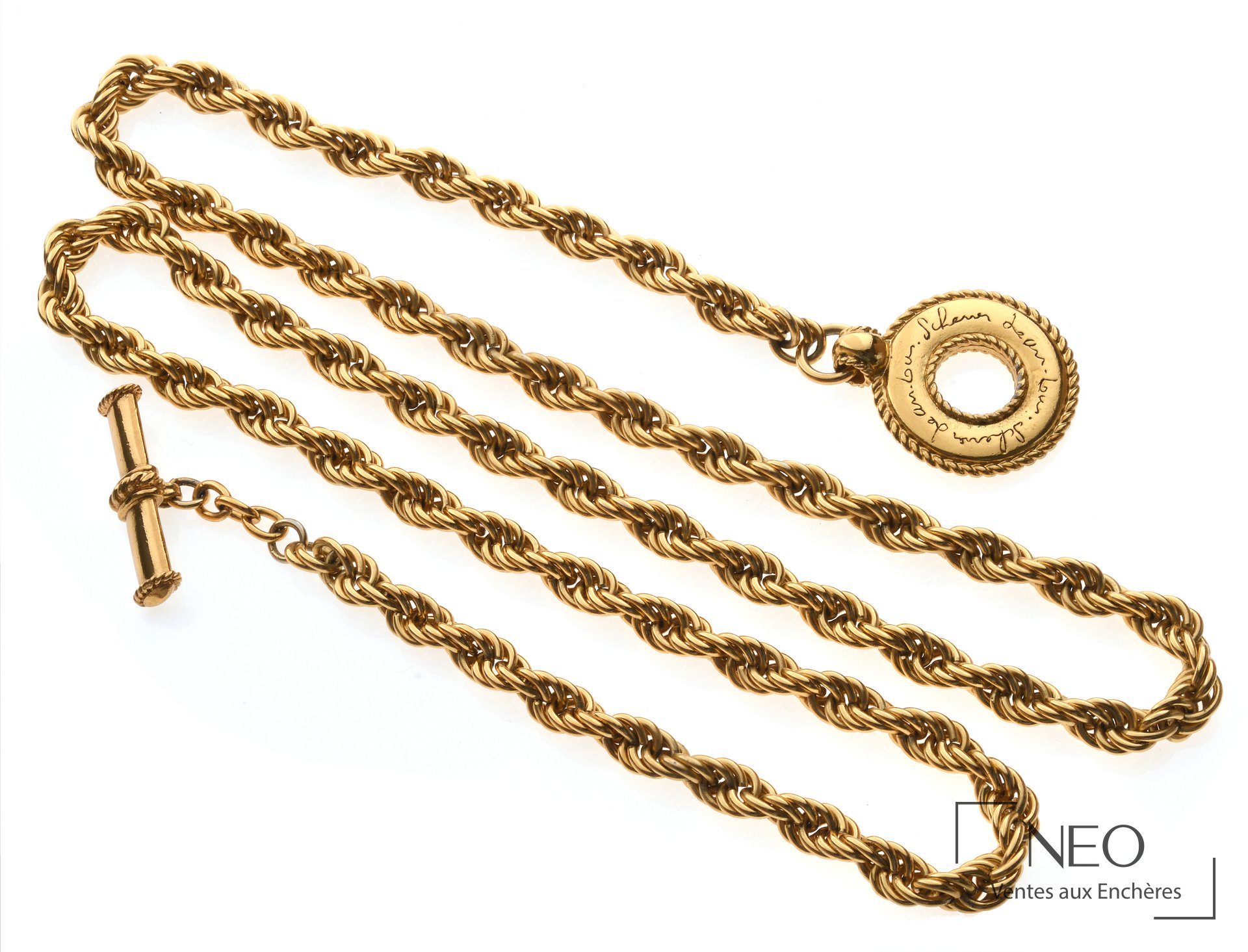 Collier en métal doré à maille palmier avec fermoir en T signé