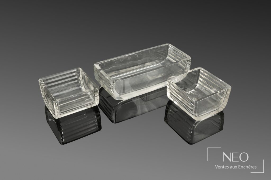 Surtout de table en verre transparent composé de trois éléments aux lignes gravées