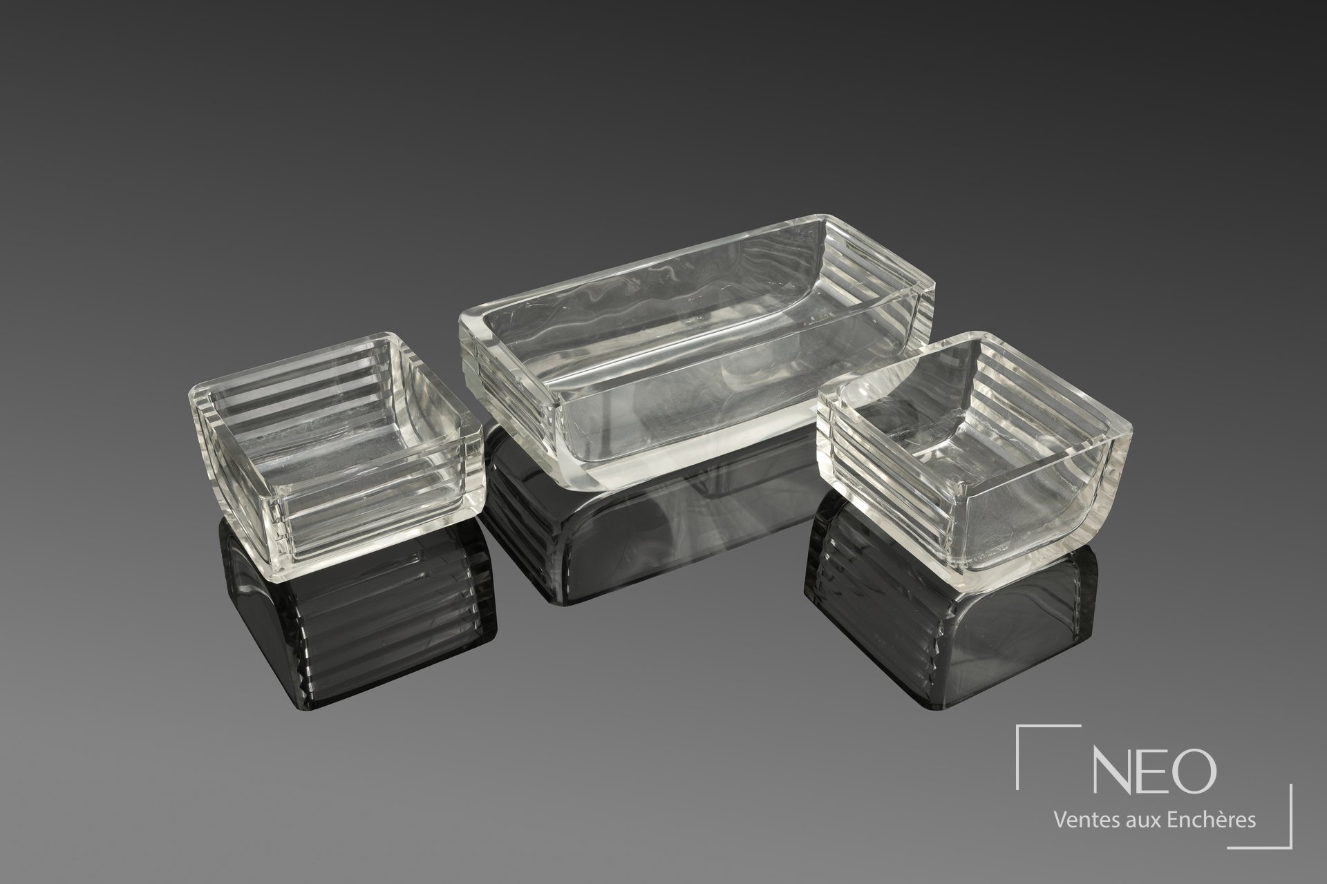 Surtout de table en verre transparent composé de trois éléments aux lignes gravées