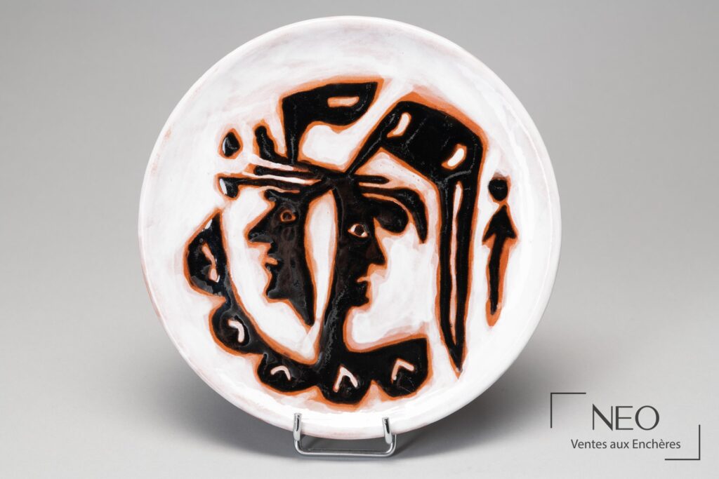 Assiette ronde en céramique émaillée polychrome