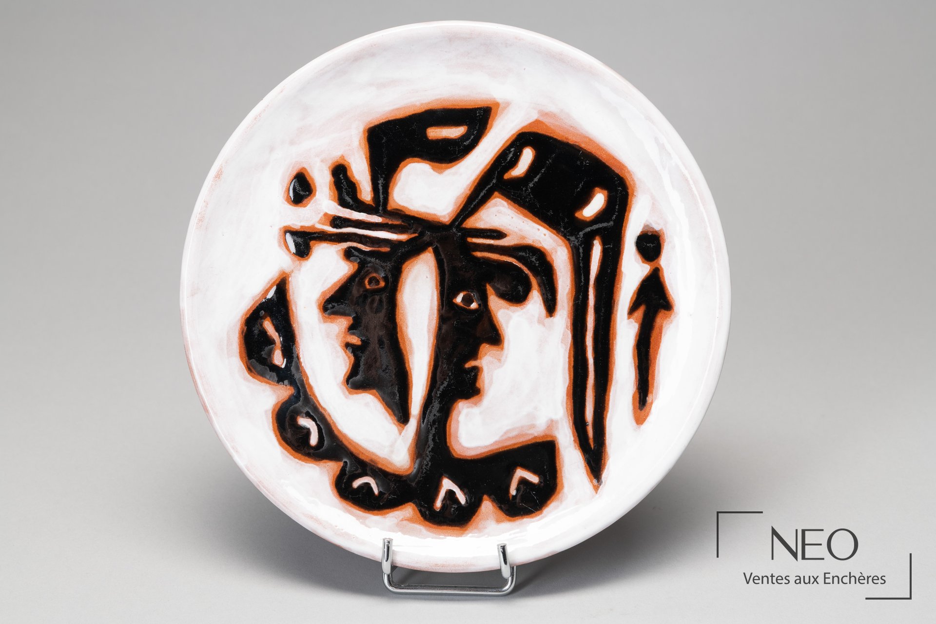Assiette ronde en céramique émaillée polychrome
