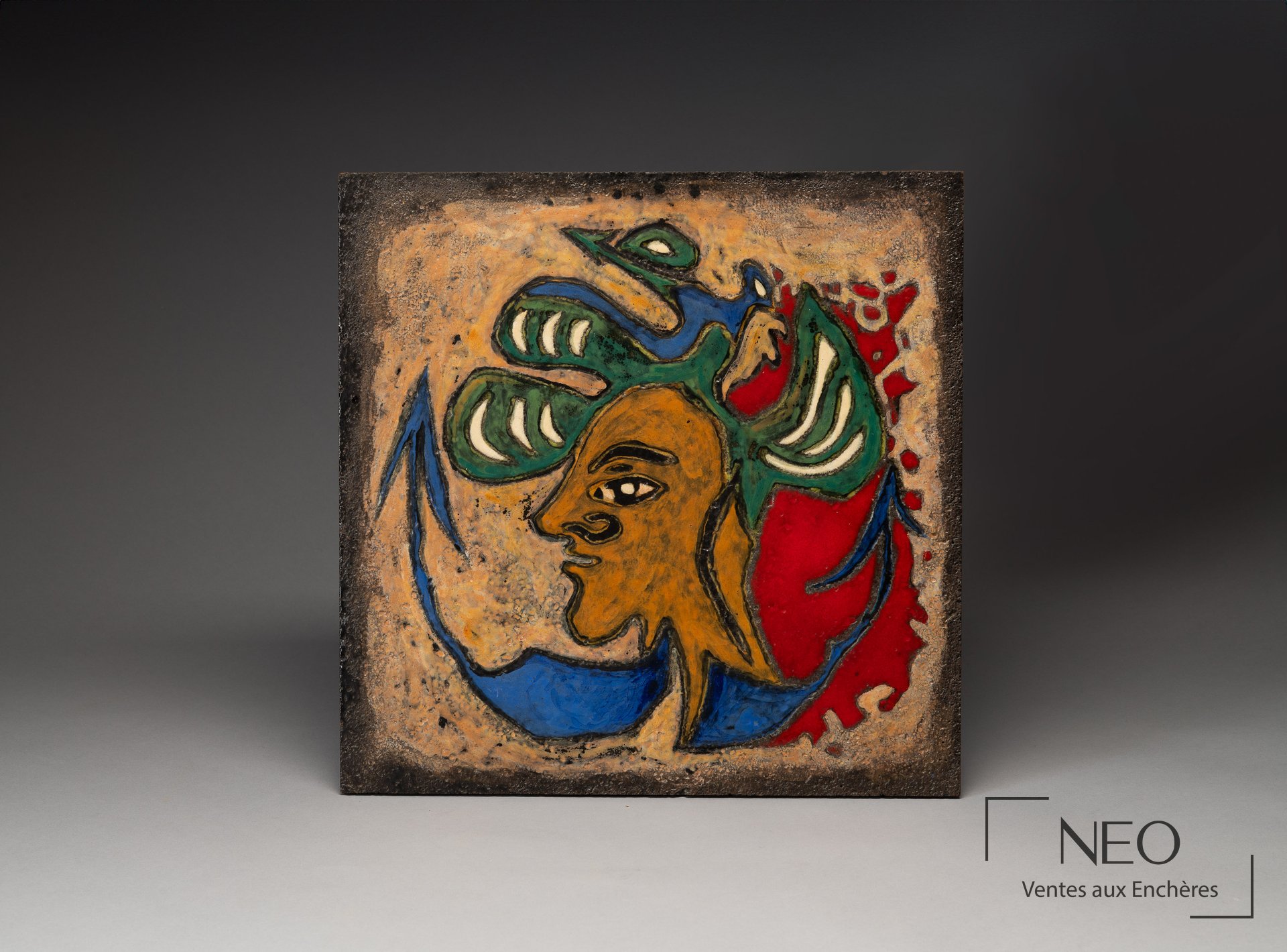 Carreau en céramique polychrome représentant une tête d'homme stylisée