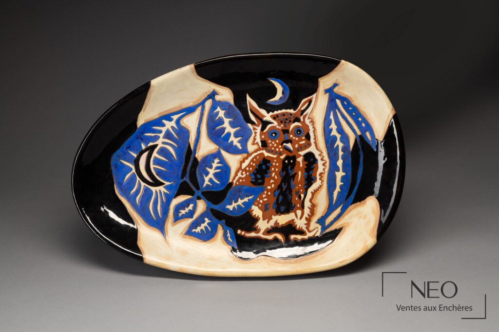 Plat ovale en céramique émaillée orné d'une chouette aux couleurs noire
