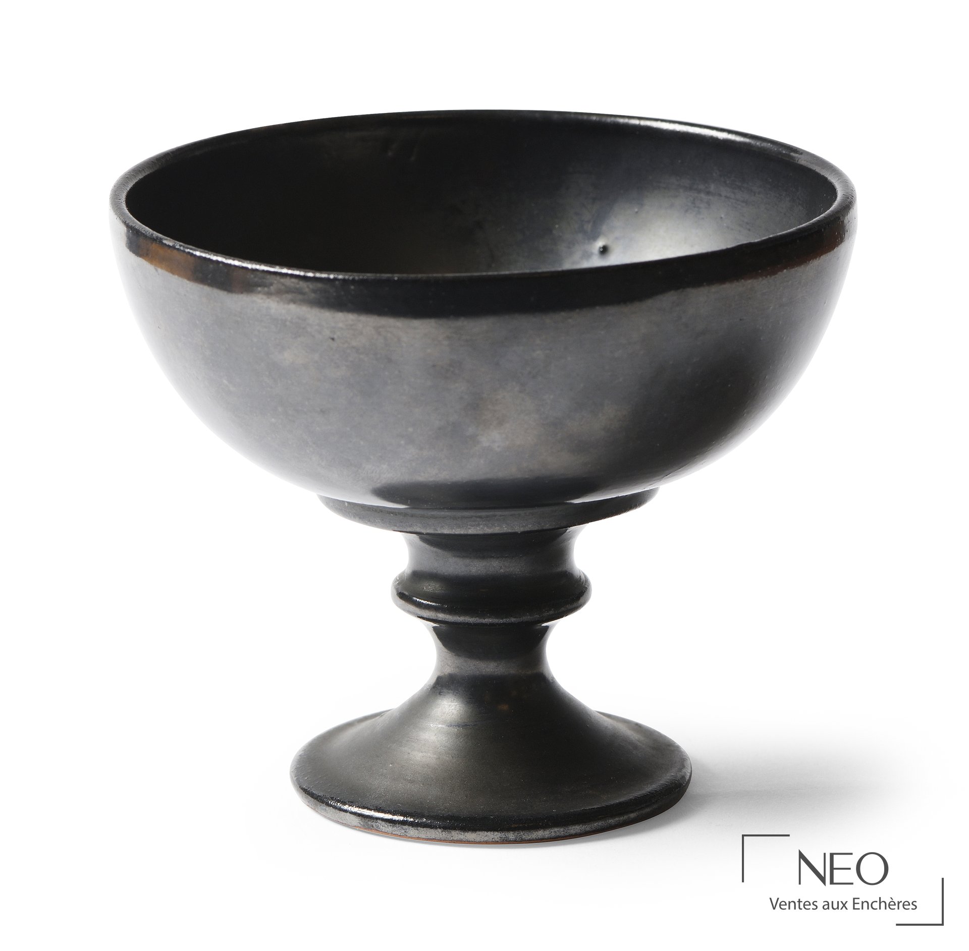 Coupe sur piédouche en terre cuite noire